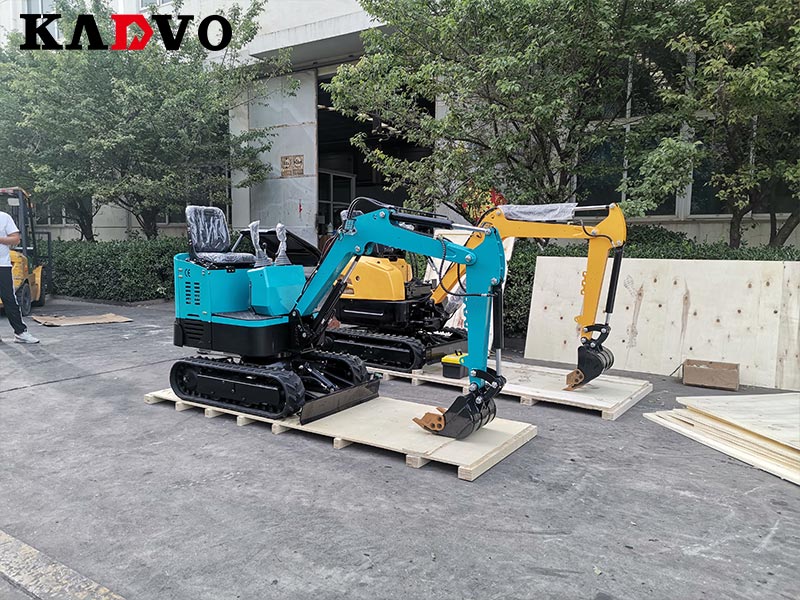 凯迪沃重工2台小型挖掘机出口西欧
