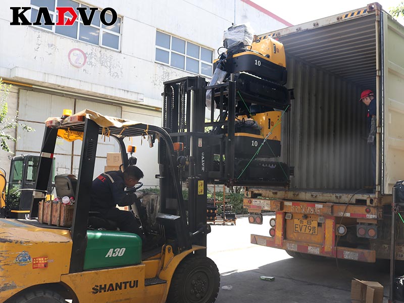 凯迪沃重工一批小型挖掘机出口北美