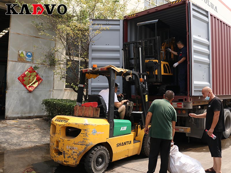 凯迪沃重工30台小型挖掘机再次出口德国