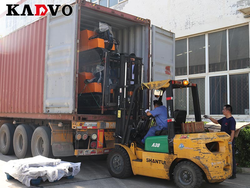 凯迪沃重工KV12小型挖掘机出口韩国