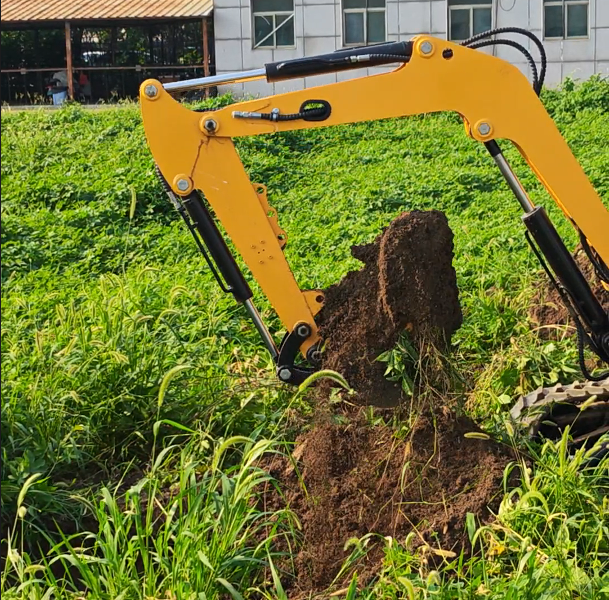 小挖机“一斗双效” 农田挖土除草省工又环保,新型农用小型挖掘机助力田间管理升级