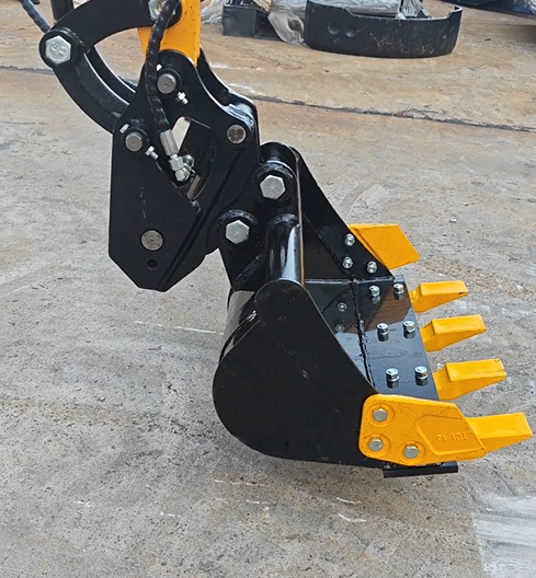 关于小型挖掘机挖斗液压快换的几点：效率安全双提升